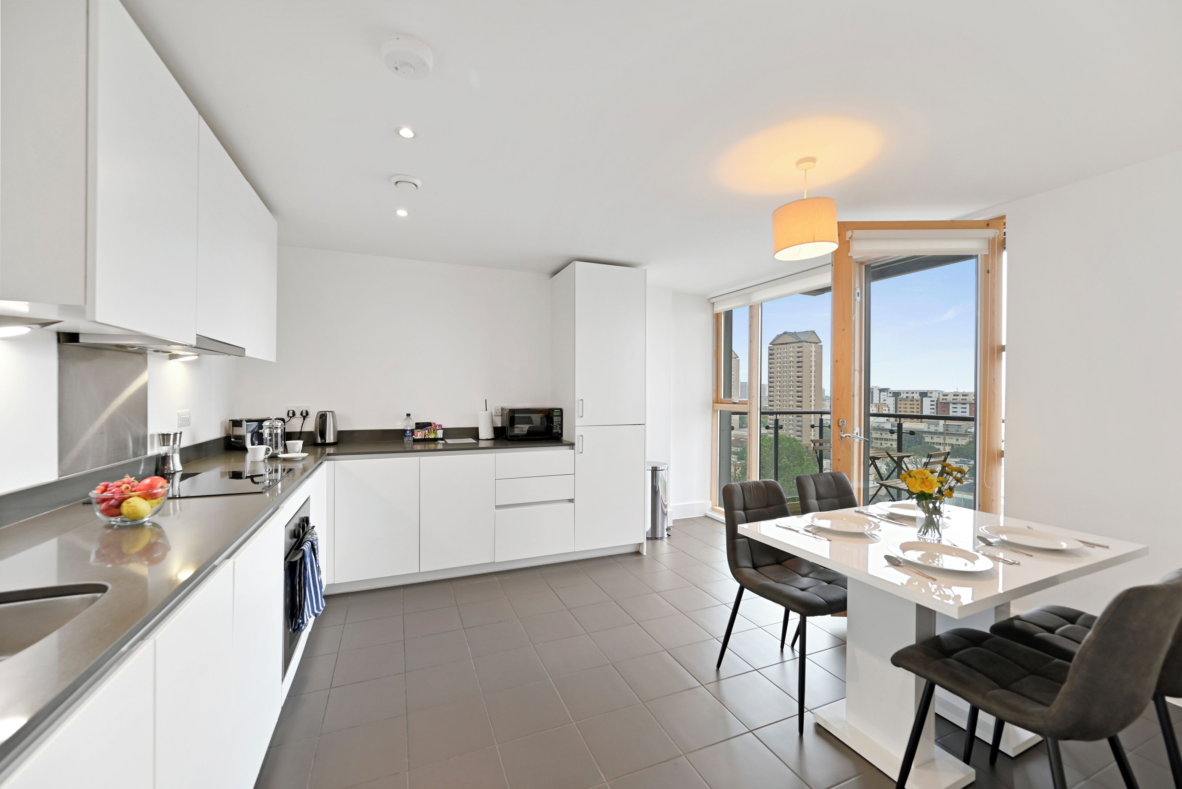 Apartemen Deluks, 2 kamar tidur, balkon (803) | Dapur pribadi | Lemari es besar, microwave, oven, dan kompor