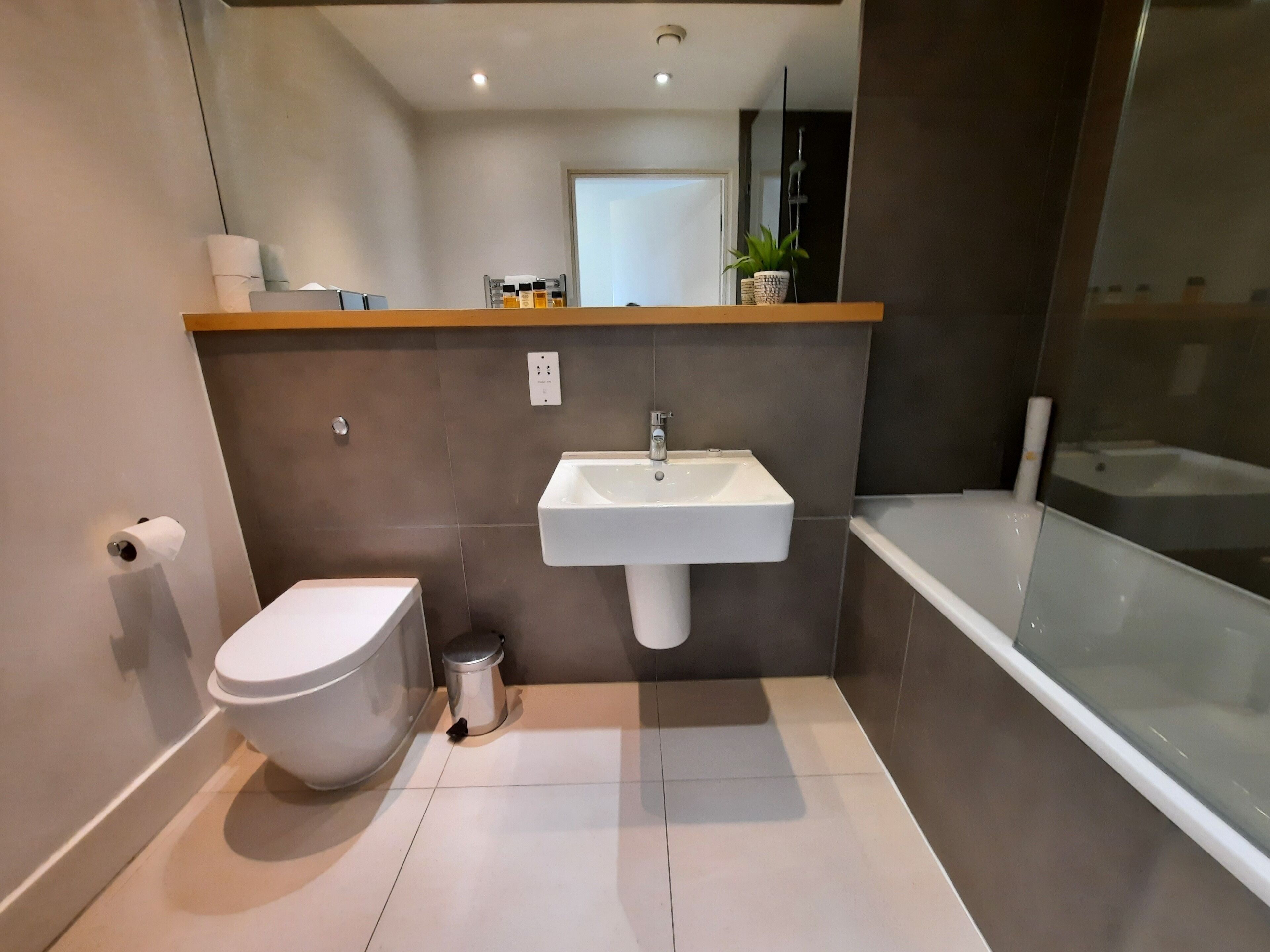 Un baño moderno con inodoro, lavabo y bañera.