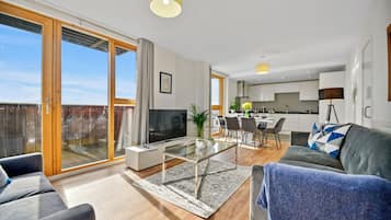 Executive Apartment, 2 Bedrooms, Balcony, City View (1904) | Living area | TV