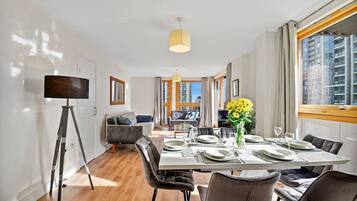 Apartamento ejecutivo, 2 habitaciones, balcón, vistas a la ciudad (1904) | Servicio de comidas en la habitación