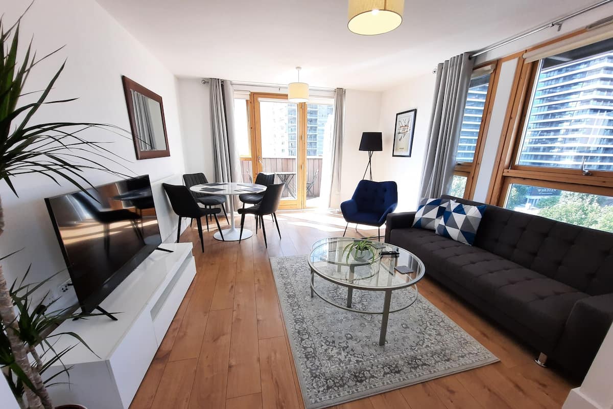 Appartamento Comfort, 2 camere da letto, balcone, vista città (802) | Area soggiorno | TV