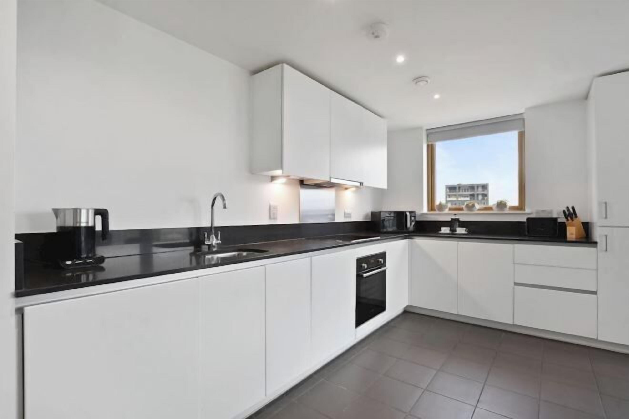 Cuisine privée | Grand réfrigérateur, micro-ondes, four, plaque de cuisson