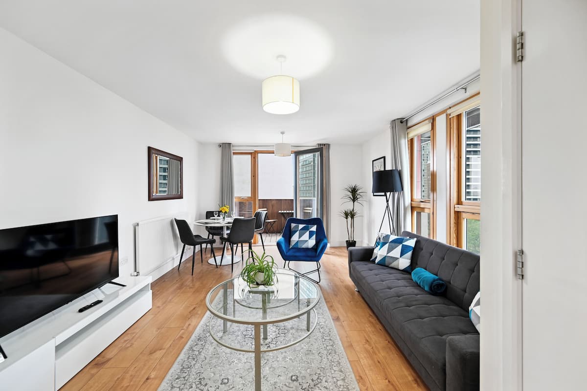 Appartamento Comfort, 2 camere da letto, balcone, vista città (1002) | Area soggiorno | TV