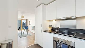 Premier Apartment, Balcony, City View (1401) | Private kitchen | Full-size fridge, microwave, oven, stovetop