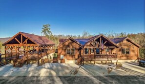 Exterior - Dolly's Lodge - 8 Bedroom w/ PRIVATE HEATED INDOOR POOL (Pigeon Forge)