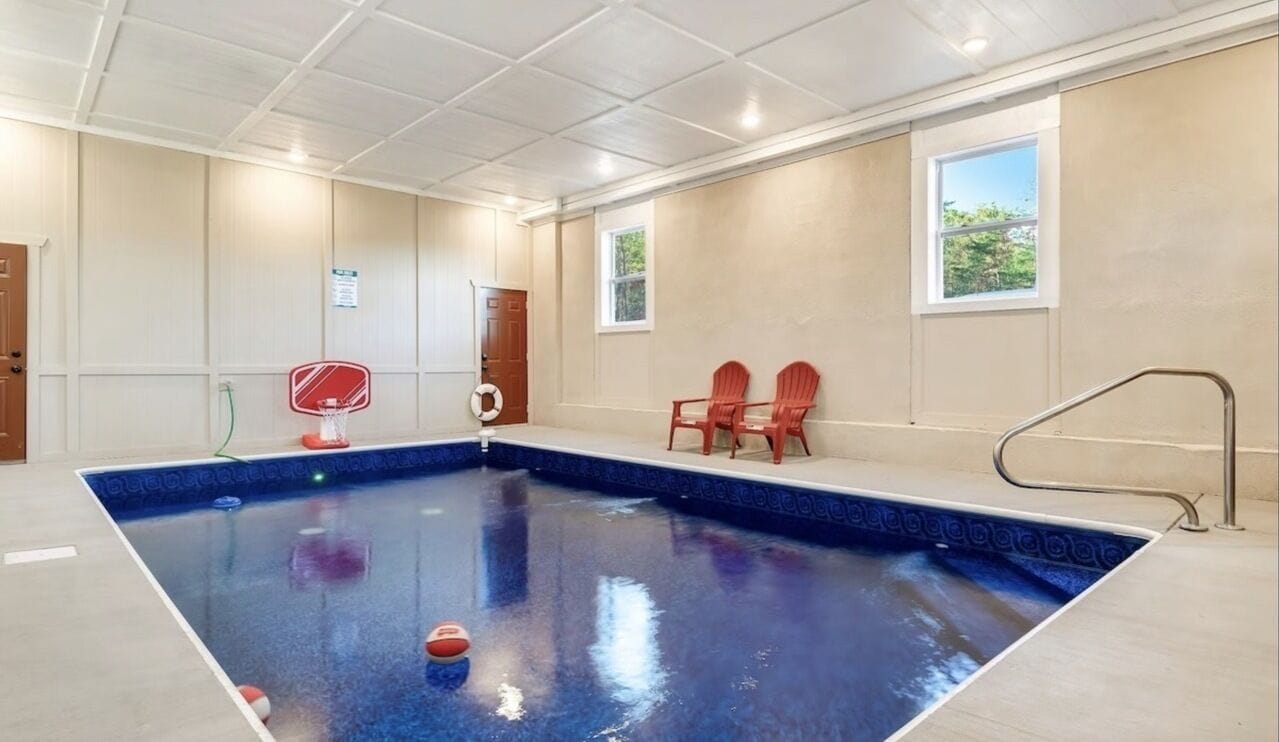 Dolly's Lodge - 8 Bedroom w/ PRIVATE HEATED INDOOR POOL