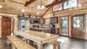 Private kitchen - Dolly's Lodge - 8 Bedroom w/ PRIVATE HEATED INDOOR POOL (Pigeon Forge)