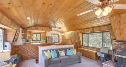 Cute colorful alpine cabin with Hot Tub!