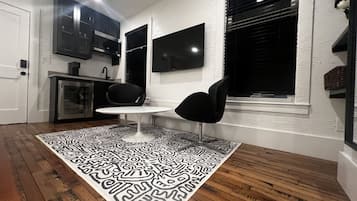 Signature Double Room, Courtyard View | 1 bedroom, individually decorated, individually furnished