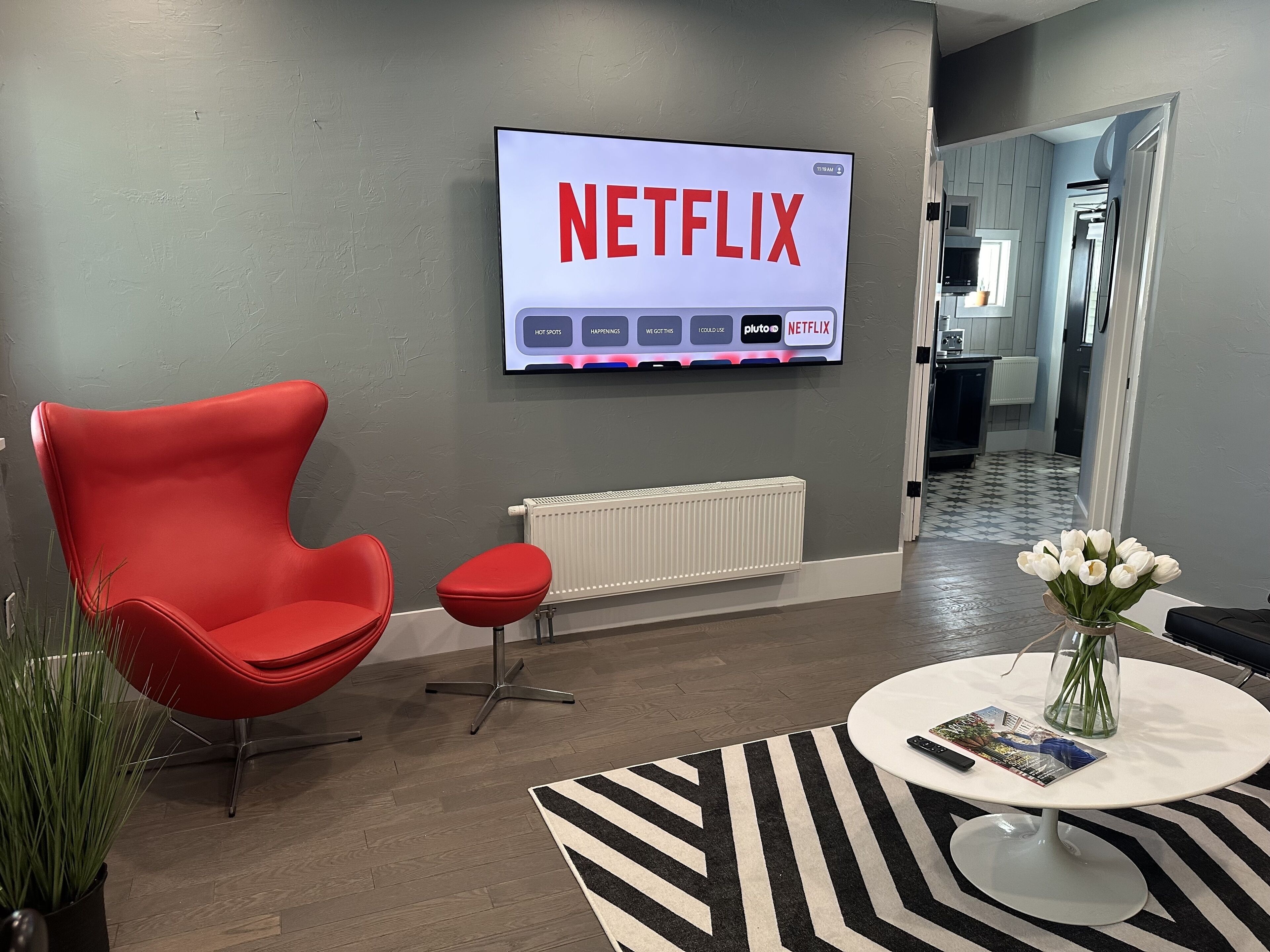 Suite Signature, vista giardino | Area soggiorno | Smart TV 55 pollici con canali digitali, Netflix, Hulu