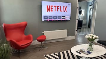 Suite Signature, vista giardino | Area soggiorno | Smart TV 55 pollici con canali digitali, Netflix, Hulu