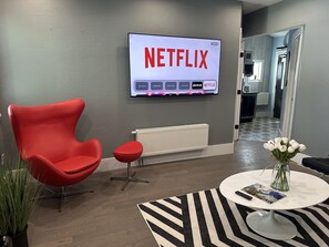 Signature Suite, Garden View | Living area | 55-inch Smart TV with digital channels, Netflix, Hulu - Stay At Jimmy's (Woodstock)