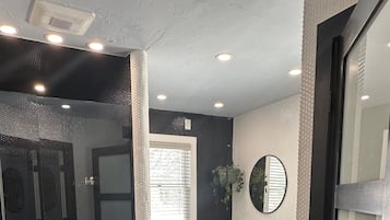 Signature Suite, Garden View | Bathroom | Jetted bath, rainfall showerhead, hair dryer, slippers
