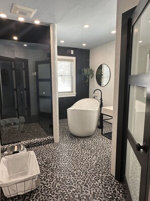 Signature Suite, Garden View | Bathroom | Jetted tub, rainfall showerhead, hair dryer, slippers - Stay At Jimmy's (Woodstock)