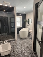 Bañera de hidromasaje, cabezal de ducha tipo lluvia, secador de pelo