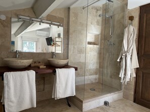 Dusche, Haartrockner, Handtücher, Seife