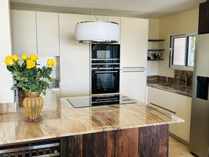 Micro-ondes, four, plaque de cuisson, lave-vaisselle
