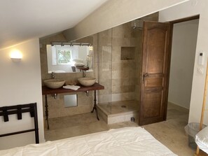 6 bedrooms, iron/ironing board, WiFi, bed sheets