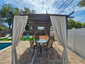 Outdoor dining - Clearwater vacation home! (Clearwater)