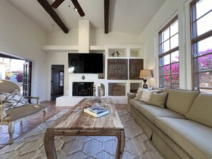 Living area - Luxury Spa-like 3-bedroom house in Palm Desert (Palm Desert)
