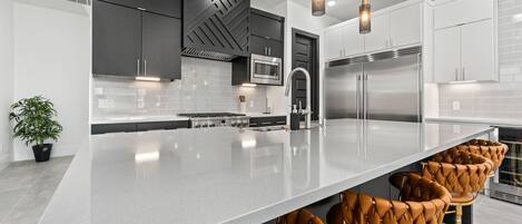 ثلاجة، ميكروويف، فرن، موقد طهي مسطح