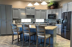 Fridge, microwave, oven, stovetop - Gorgeous 3-bedroom home with private pool and hot tub in Anthem Country Club. (New River)