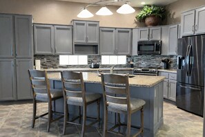 Réfrigérateur, four à micro-ondes, un four, surface de cuisson