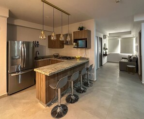 Bluu lagoon 407 | Private kitchen | Full-size fridge, microwave, blender, freezer - Bluu Lagoon Apartments (Mazatlán)