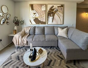 ファミリー アパートメント | リビング エリア | 50 インチの薄型テレビ (デジタル放送視聴可)、Netflix、ストリーミングサービス