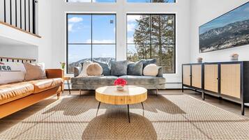 TV connectée, espaces bureaux, écrans d'ordinateur