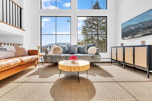 TV connectée, espaces bureaux, écrans d'ordinateur