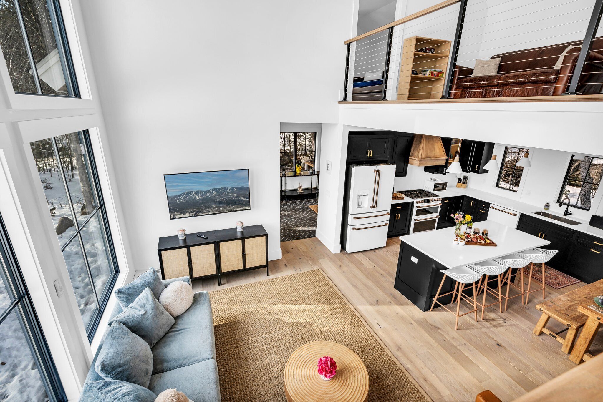 Un appartement moderne de style « loft » comprenant une cuisine, un coin repas et un espace de vie.