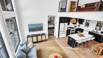 Un appartement moderne de style « loft » comprenant une cuisine, un coin repas et un espace de vie.
