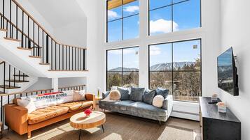 TV connectée, espaces bureaux, écrans d'ordinateur