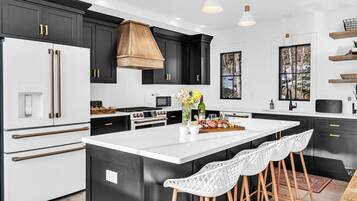 Réfrigérateur, micro-ondes, four, plaque de cuisson