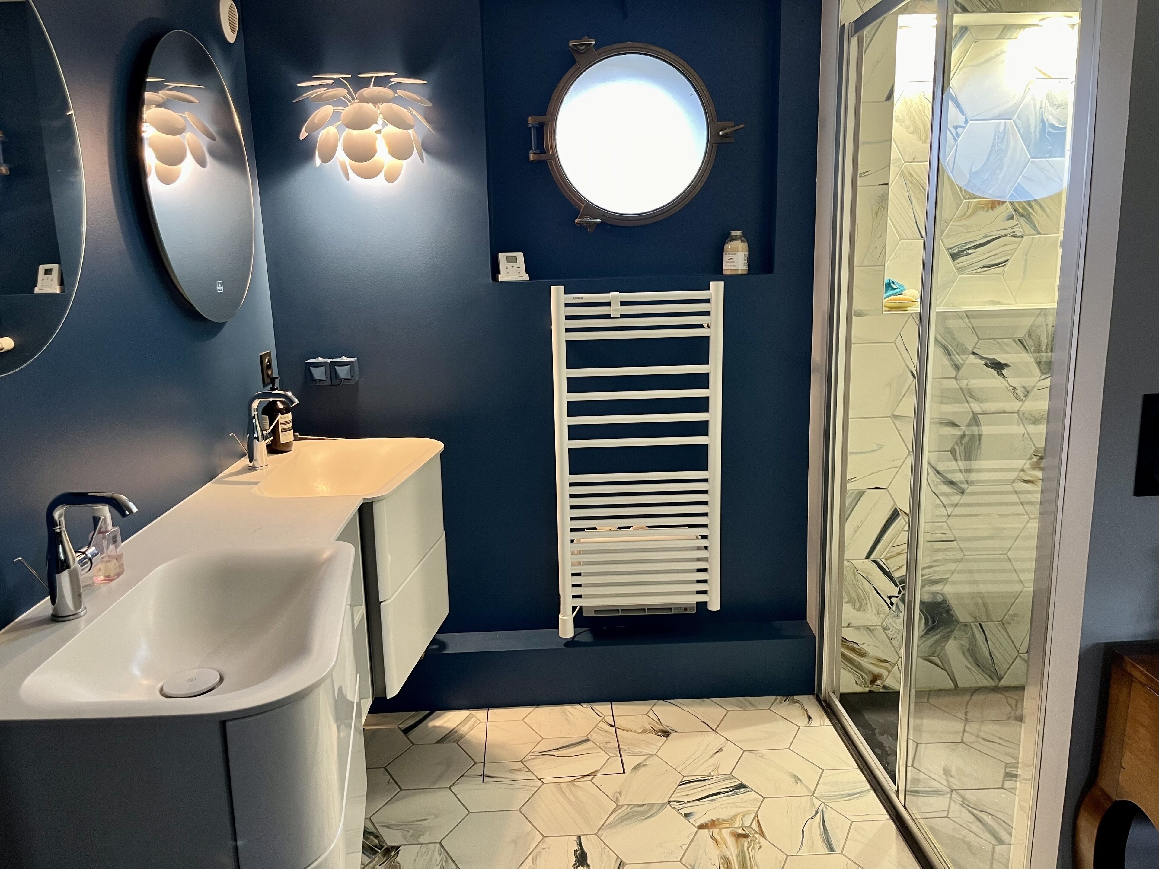 Douche, sèche-cheveux, serviettes fournies, savon