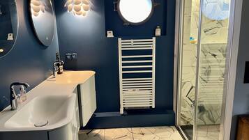 Douche, sèche-cheveux, serviettes fournies, savon