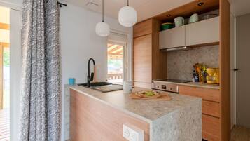 Réfrigérateur, micro-ondes, four, plaque de cuisson