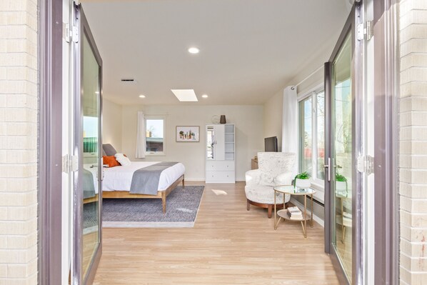 3 bedrooms, desk, iron/ironing board, travel cot - NEW!  1958 Chic Mid-Mod -- near Downtown Littleton! (Littleton)