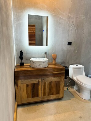Comfort suite | Badkamer | Een douche, een haardroger, handdoeken, zeep