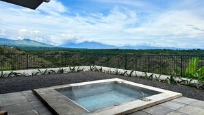 Uma banheira de hidromassagem com vista para as montanhas.