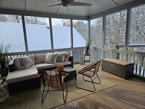 Charming 4-bedroom house w/Hot tub/Arcade games/WiFi/firepit and more