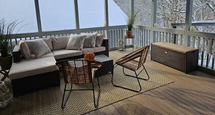 Charming 4-bedroom house w/Hot tub/Arcade games/WiFi/firepit and more