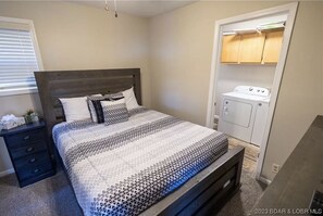 2 bedrooms, WiFi, bed sheets - Cozy 2-bedroom house @ MM 21 in Osage Beach with AC, WiFi. LITTLE RED ROOF (Osage Beach)