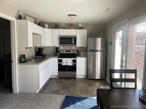 Fridge, microwave, oven, stovetop - Cozy 2-bedroom house @ MM 21 in Osage Beach with AC, WiFi. LITTLE RED ROOF (Osage Beach)