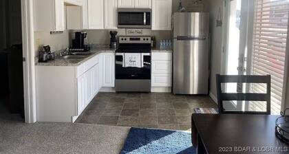 Cozy 2-bedroom house @ MM 21 in Osage Beach with AC, WiFi.  LITTLE RED ROOF