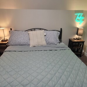 2 chambres, fer et planche à repasser, lit de bébé portatif