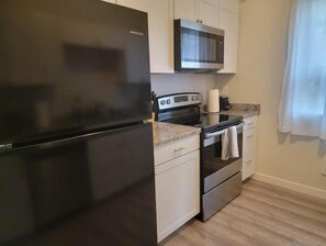 ثلاجة، ميكروويف، فرن، موقد طهي مسطح