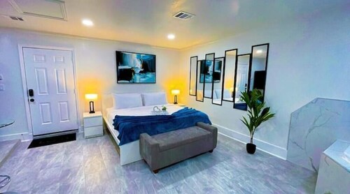 Luxury Studio-Apt w/ Jacuzzi 8 mi from IAH