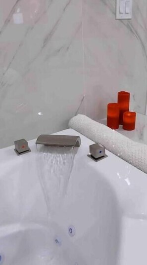 Bathroom - H&S Pleasure Suite with Jacuzzi 8 mi from IAH (Houston)